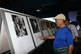 Khách tham quan triển lãm ảnh về nạn nhân chiến tranh tại Nhật Bản và Việt Nam. (Ảnh: Thanh Vũ/TTXVN)