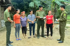 Công an huyện Lâm Bình tuyên truyền pháp luật cho chị Lý Thị Lịu (thứ 2 từ phải sang) và người dân thôn Khau Cau, xã Phúc Yên, huyện Lâm Bình, tỉnh Tuyên Quang. (Ảnh: Quang Đán/TTXVN)