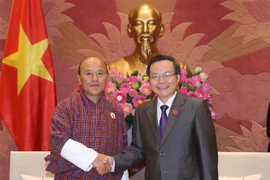 Phó Chủ tịch Phùng Quốc Hiển tiếp Kiểm toán Nhà nước Buhtan Tshering Kezang. (Ảnh: Dương Giang/TTXVN)