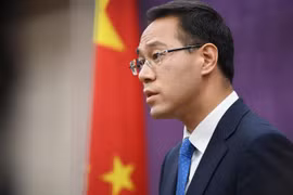 Người phát ngôn Bộ Thương mại Trung Quốc Cao Phong trong một cuộc họp báo tại Bắc Kinh. (Ảnh: AFP/TTXVN)