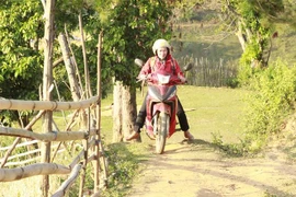 Đường đến trường của giáo viên vùng cao ở huyện Thuận Châu, Sơn La còn nhiều khó khăn. (Ảnh: Hữu Quyết/TTXVN)