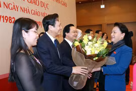 Chủ tịch Quốc hội Nguyễn Thị Kim Ngân tặng hoa các đại biểu tại buổi gặp mặt. (Ảnh: Trọng Đức/TTXVN)
