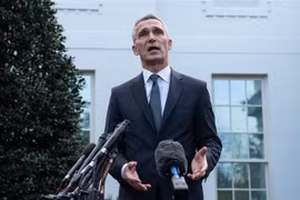 Tổng thư ký NATO Jens Stoltenberg phát biểu với báo giới sau cuộc gặp với Tổng thống Mỹ Donald Trump tại Nhà Trắng ngày 14/11. (Ảnh: AFP/TTXVN)