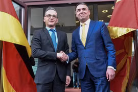 Ngoại trưởng Bắc Macedonia Nikola Dimitrov (phải) và Ngoại trưởng Đức Heiko Maas trong cuộc gặp tại Skopje. (Ảnh: AFP/TTXVN)
