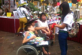 Luật sư giỏi với nhận thức và thái độ đúng đắn đối với người khuyết tật sẽ giúp họ hòa nhập với xã hội. (Ảnh minh họa: Hồng Kiều/Vietnam+)