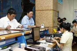 Chi trả lương hưu qua hệ thống bưu điện. (Ảnh minh họa: Minh Tú/TTXVN)