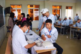 Lao động kiểm tra sức khỏe trước khi đi nước ngoài làm việc. (Ảnh: Hồng Kiều/Vietnam+)