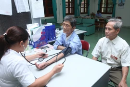 Chăm sóc sức khỏe cho người có công. (Ảnh minh họa: Anh Tuấn/TTXVN)