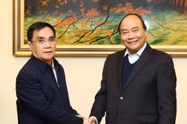 Thủ tướng Nguyễn Xuân Phúc tiếp nguyên Thủ tướng Lào Thongsing Thammavong. (Ảnh: Thống Nhất/TTXVN)