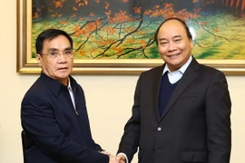 Thủ tướng Nguyễn Xuân Phúc tiếp nguyên Thủ tướng Lào Thongsing Thammavong. (Ảnh: Thống Nhất/TTXVN)