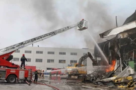 Cảnh sát phòng cháy chữa cháy tỉnh Bắc Ninh đã huy động hàng chục xe cứu hỏa và gần 100 cán bộ chiến sỹ tham gia dập lửa. (Ảnh: Thái Hùng/TTXVN)