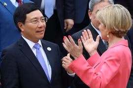 Phó Thủ tướng, Bộ trưởng Ngoại giao Phạm Bình Minh, Chủ tịch Ủy ban Quốc gia APEC 2017 trao đổi với các đại biểu bên lề hội nghị. (Nguồn: TTXVN)