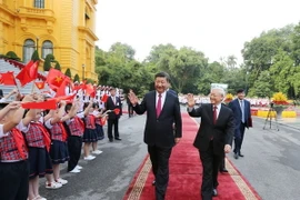 Thiếu nhi Thủ đô vẫy chào Tổng Bí thư Nguyễn Phú Trọng và Tổng Bí thư, Chủ tịch nước Trung Quốc Tập Cận Bình. (Ảnh: Trí Dũng/TTXVN)