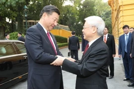 Tổng Bí thư Nguyễn Phú Trọng đón Tổng Bí thư, Chủ tịch Trung Quốc Tập Cận Bình. (Ảnh: Trí Dũng/TTXVN)