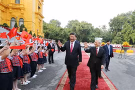Thiếu nhi Thủ đô vẫy chào Tổng Bí thư Nguyễn Phú Trọng và Tổng Bí thư, Chủ tịch nước Trung Quốc Tập Cận Bình. (Ảnh: Trí Dũng/TTXVN)
