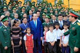 Chủ tịch nước Trần Đại Quang gặp mặt Đoàn đại biểu cán bộ, chiến sỹ Bộ đội Biên phòng và học sinh tham dự Chương trình Chia sẻ cùng thầy cô năm 2017. (Ảnh: Nhan Sáng/TTXVN)