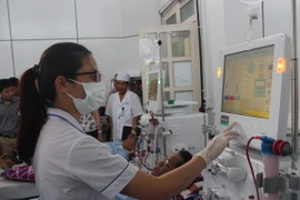 Điều dưỡng viên vận hành máy chạy thận cho bệnh nhân tại Bệnh viện đa khoa thành phố Hoà Bình. (Ảnh: Vũ Hà/TTXVN)