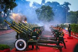 21 phát đại bác rền vang chào mừng chuyến thăm cấp Nhà nước tới Việt Nam của Tổng Bí thư, Chủ tịch Trung Quốc Tập Cận Bình. (Ảnh: Trọng Đạt/TTXVN)