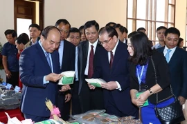 Thủ tướng Nguyễn Xuân Phúc thăm các gian hàng trưng bày sản phẩm. (Ảnh: Thống Nhất/TTXVN)