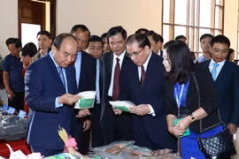 Thủ tướng Nguyễn Xuân Phúc thăm các gian hàng trưng bày sản phẩm. (Ảnh: Thống Nhất/TTXVN)