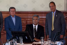 Trưởng đoàn đàm phán của ELN Pablo Beltran, Tổng thống Ecuador Lenin Moreno và Trưởng đoàn đàm phán của Chính phủ Colombia Juan Camilo Restrepo tại vòng đàm phán về thỏa thuận hòa bình ở Quito, Ecuador. (Nguồn: AFP/TTXVN)