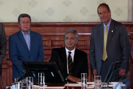 Trưởng đoàn đàm phán của ELN Pablo Beltran, Tổng thống Ecuador Lenin Moreno và Trưởng đoàn đàm phán của Chính phủ Colombia Juan Camilo Restrepo tại vòng đàm phán về thỏa thuận hòa bình ở Quito, Ecuador. (Nguồn: AFP/TTXVN)