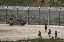 Binh sỹ Israel tuần tra gần hàng rào biên giới Israel-Syria tại Cao nguyên Golan. (Nguồn: AFP/TTXVN)