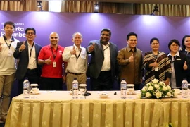 Thành viên ban tổ chức Asiad 2018 chụp ảnh lưu niệm. (Ảnh: Trần Chiến/Vietnam+)