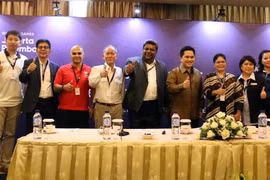 Thành viên ban tổ chức Asiad 2018 chụp ảnh lưu niệm. (Ảnh: Trần Chiến/Vietnam+)