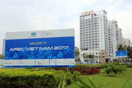 Panô chào mừng Tuần lễ cấp cao APEC 2017 trên các tuyến đường ở Đà Nẵng. (Ảnh: Trần Lê Lâm/TTXVN)