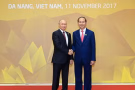Chủ tịch nước Trần Đại Quang đón Tổng thống Nga Vladimir Putin đến dự Hội nghị APEC. (Ảnh: TTXVN)