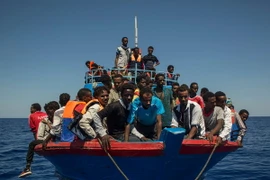 Người di cư chờ được cứu trên Địa Trung Hải. (Nguồn: AFP/TTXVN)
