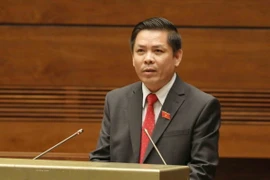 Bộ trưởng Bộ Giao thông Vận tải Nguyễn Văn Thể trình bày Tờ trình về chủ trương đầu tư xây dựng một số đoạn đường bộ cao tốc trên tuyến Bắc-Nam phía Đông giai đoạn 2017-2020. (Ảnh: Phương Hoa/TTXVN)