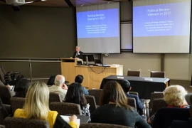 Giáo sư, chuyên gia nghiên cứu về Việt Nam Carlyle A.Thayer trình bày tổng quan về tình hình Việt Nam năm 2017 tại Hội thảo. (Ảnh: Sao Băng/Vietnam+)