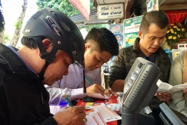 Người dân Thủ đô mua vé số điện toán. (Ảnh Nguyễn Thắng/TTXVN)