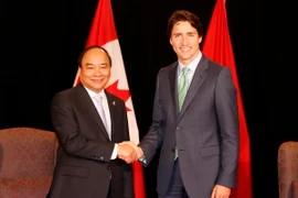 Thủ tướng Nguyễn Xuân Phúc gặp Thủ tướng Canada Justin Trudeau bên lề hội nghị Thượng đỉnh Nhóm 7 nước công nghiệp phát triển (G7) mở rộng tại tỉnh Mie (Nhật Bản) tháng 5/2016. (Ảnh: Thống Nhất/TTXVN)