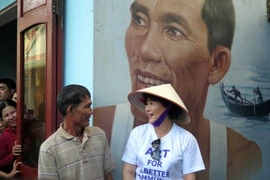 Phu nhân Kim Jung Sook trò chuyện với người dân địa phương tại Làng bích họa Tam Thanh. (Ảnh: Đỗ Trưởng/TTXVN)