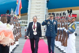 Lễ đón Thủ tướng Nguyễn Xuân Phúc tại Sân bay Quốc tế Clark, Pampanga, Thủ đô Manila. (Ảnh: Thống Nhất/TTXVN)