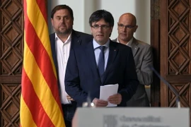 Cựu Thủ hiến vùng Catalonia Carles Puigemont (giữa) và cựu Phó vùng Catalonia Oriol Junqueras (trái) tại một sự kiện ở Barcelona. (Nguồn: AFP/TTXVN)