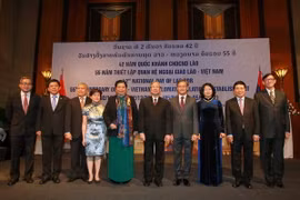 Đại sứ Lào tại Việt Nam Thongsavanh Phomvihane (thứ tư, bên phải), các lãnh đạo Đảng, Nhà nước và các đại biểu tại Lễ kỷ niệm. (Ảnh: An Đăng/TTXVN)
