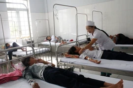 Các y, bác sỹ đang tập trung thăm khám, theo dõi học sinh nghi ngộ độc được điều trị tại trung tâm Y tế huyện Sa Thầy. (Ảnh: Hồng Điệp/TTXVN)