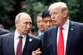 Tổng thống Mỹ Donald Trump (phải) và Tổng thống Nga Vladimir Putin (trái) tại Hội nghị cấp cao APEC ở Đà Nẵng. (Nguồn: AFP/TTXVN)