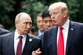 Tổng thống Mỹ Donald Trump (phải) và Tổng thống Nga Vladimir Putin (trái) tại Hội nghị cấp cao APEC ở Đà Nẵng. (Nguồn: AFP/TTXVN)