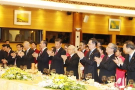 Tổng Bí thư Nguyễn Phú Trọng, Chủ tịch nước Trần Đại Quang cùng Tổng Bí thư, Chủ tịch Trung Quốc Tập Cận Bình và các đại biểu dự chiêu đãi. (Ảnh: Trí Dũng/TTXVN)