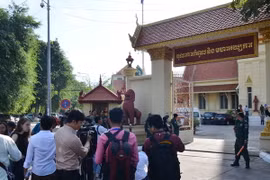 Các phóng viên tác nghiệp bên ngoài tòa án. (Ảnh: Chanh Đa-Minh Hưng/TTXVN)