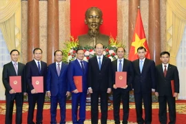 Chủ tịch nước Trần Đại Quang trao Quyết định phong hàm Đại sứ bậc I và Đại sứ bậc II cho các cán bộ công chức của Bộ Ngoại giao. (Ảnh: Nhan Sáng/TTXVN)