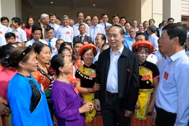 Chủ tịch nước Trần Đại Quang với đồng bào các dân tộc xã Tân Hưng. (Ảnh: Nhan Sáng/TTXVN)