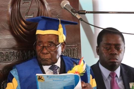Tổng thống Robert Mugabe (trái) phát biểu tại lễ tốt nghiệp tại một trường đại học ở thủ đô Harare ngày 17/11. (Nguồn: THX/TTXVN)