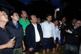 Thủ tướng đã đi bộ dọc theo Phố Cổ Hội An, đến tận Khu phố Nhật, khu vực trũng, ngập nặng nhất của Phố cổ Hội An. (Ảnh: Thống Nhất/TTXVN)