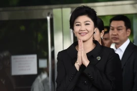 Cựu Thủ tướng Yingluck Shinawatra rời tòa án tối cao ở Bangkok ngày 21/7. (Nguồn: AFP/TTXVN)